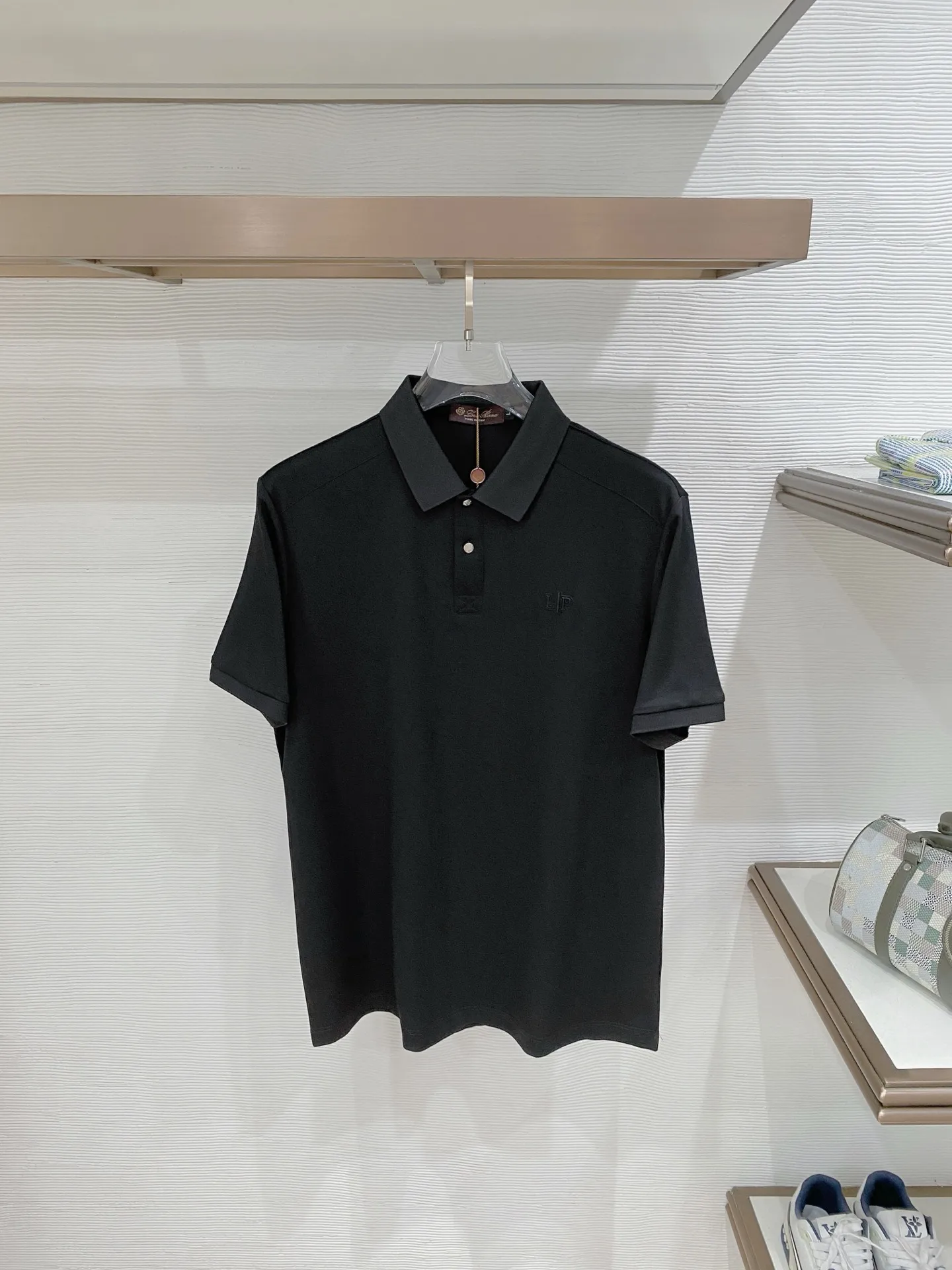 The Loro Piana Classic lapel polo shirt is made of skin-friendly Breathable fabrics and has a delicate texture that shows off its style. Navy blue, pure white, and pure black are available in three colors, abandoning complicated decorations and returning to the essence of clothing. This Polo shirt uses a clean silhouette and soft, skin-friendly fabric to create a low-key and luxurious look. Three-color Classic color matching, easily adapts to various styles, injecting lasting texture and style into your daily wear. Sizes:M-4XL